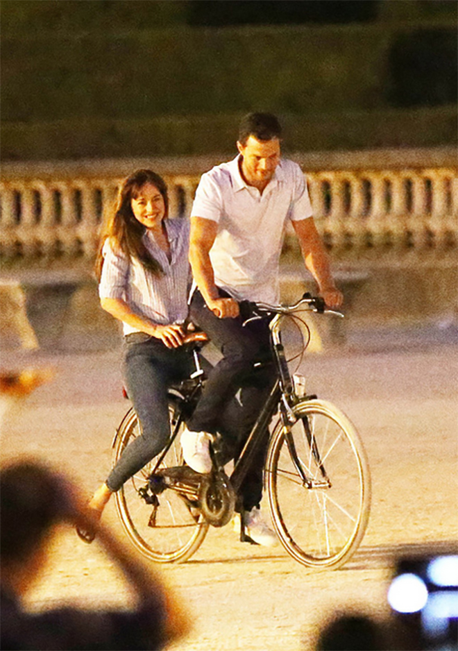 Fifty Shades Darker : Dakota Johnson et Jamie Dornan plus amoureux que jamais à Paris