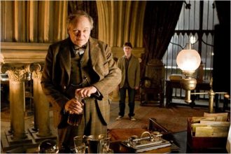 Game of Thrones : Jim Broadbent rejoint le casting de la saison 7