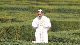 The Young Pope : Jude Law se prend pour Dieu !