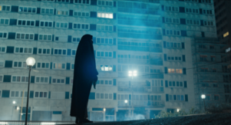Violence en réunion : Vincent Cassel hante une banlieue habillé en burqa