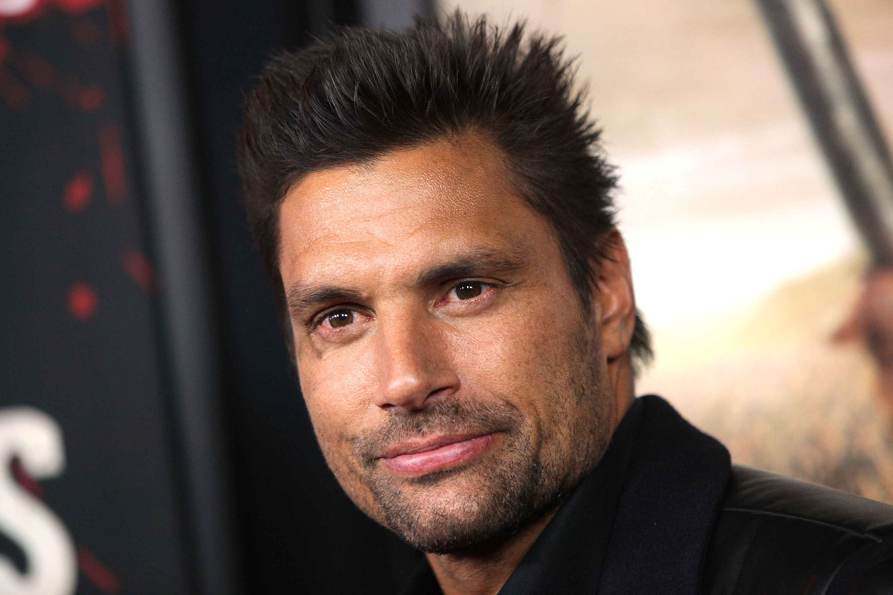 Arrow : Manu Bennett sera de retour en Deathstroke