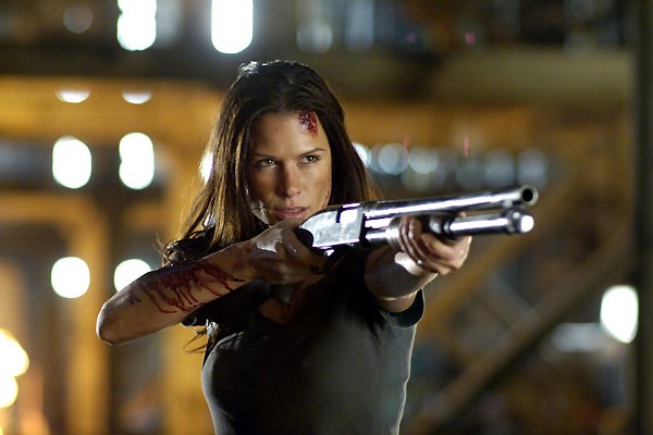 Supergirl : Rhona Mitra sera la méchante de la saison 4