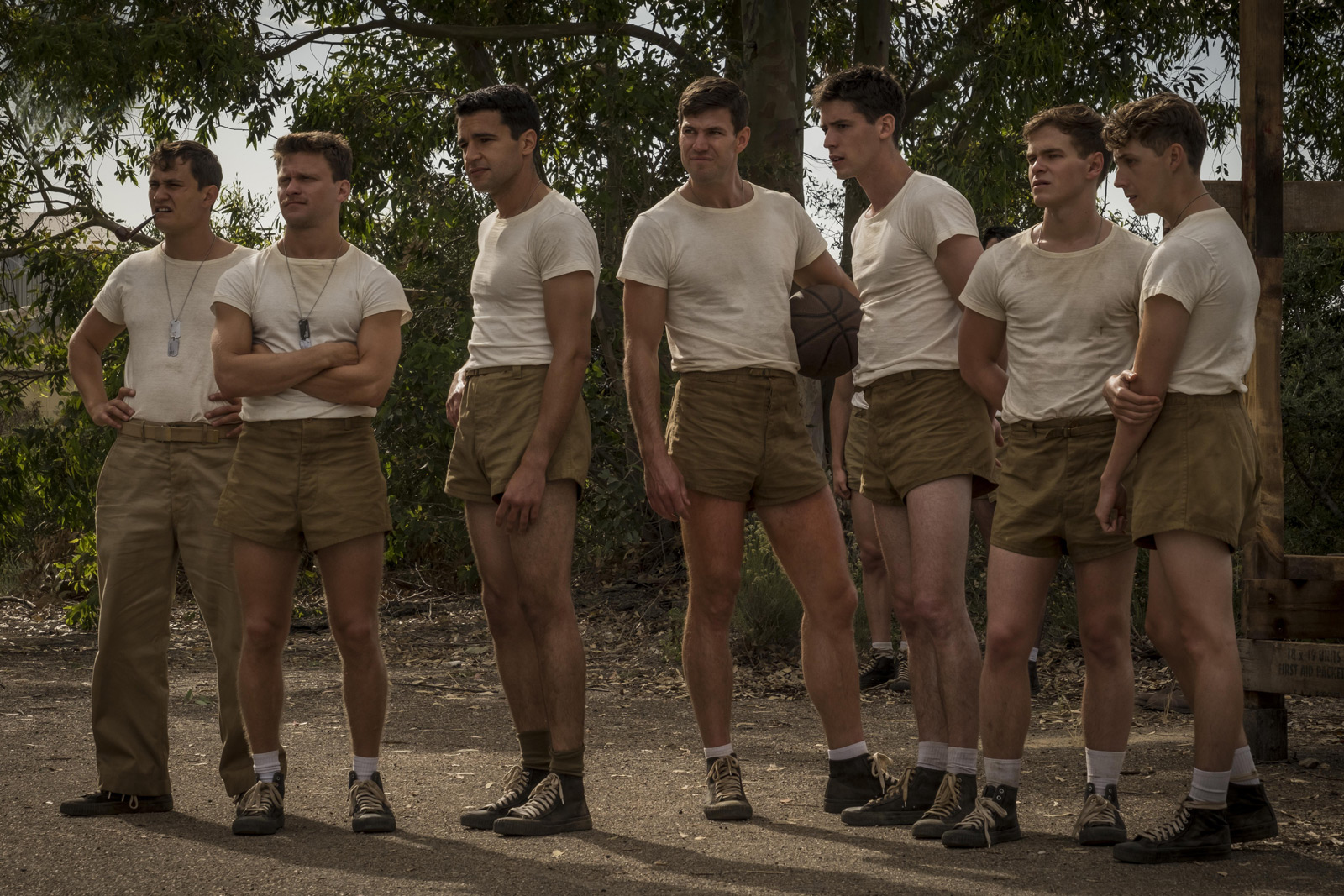Catch-22 : premières images de la série Hulu avec George Clooney