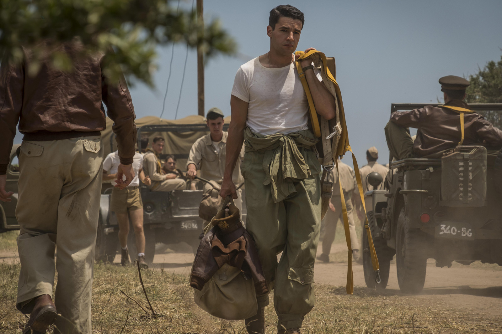 Catch-22 : premières images de la série Hulu avec George Clooney