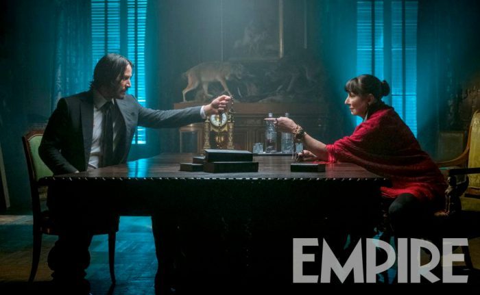 John Wick 3 : Le personnage d'Anjelica Huston se dévoile à travers une première photo.