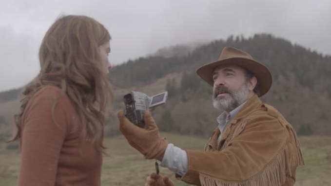 Critique Le Daim : Jean Dujardin devient un serial-killer chez Quentin Dupieux Critique Le Daim : Jean Dujardin devient un serial-killer chez Quentin Dupieux