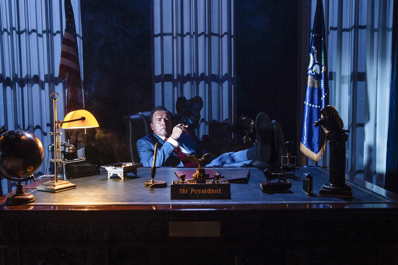Kung Fury 2 : Arnold Schwarzenegger se dévoile en président des États-Unis sur une première photo.