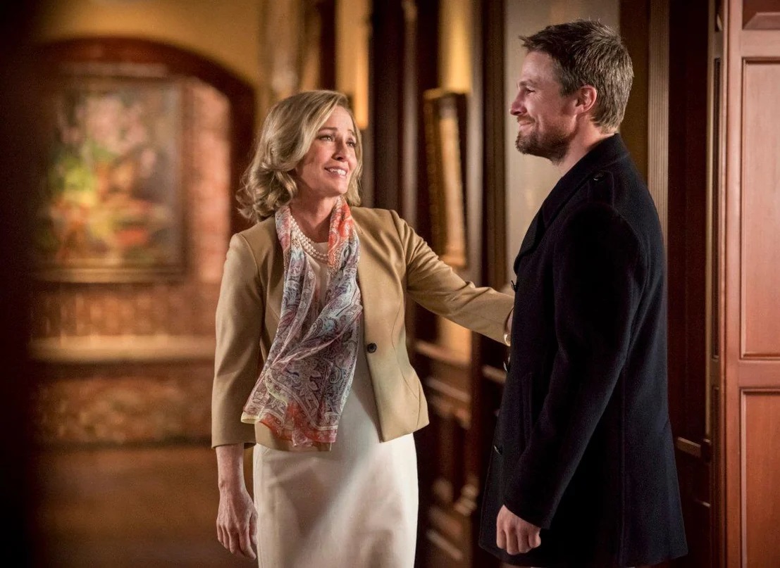 Arrow saison 8 : retrouvailles familiales pour Oliver dans l'épisode 1