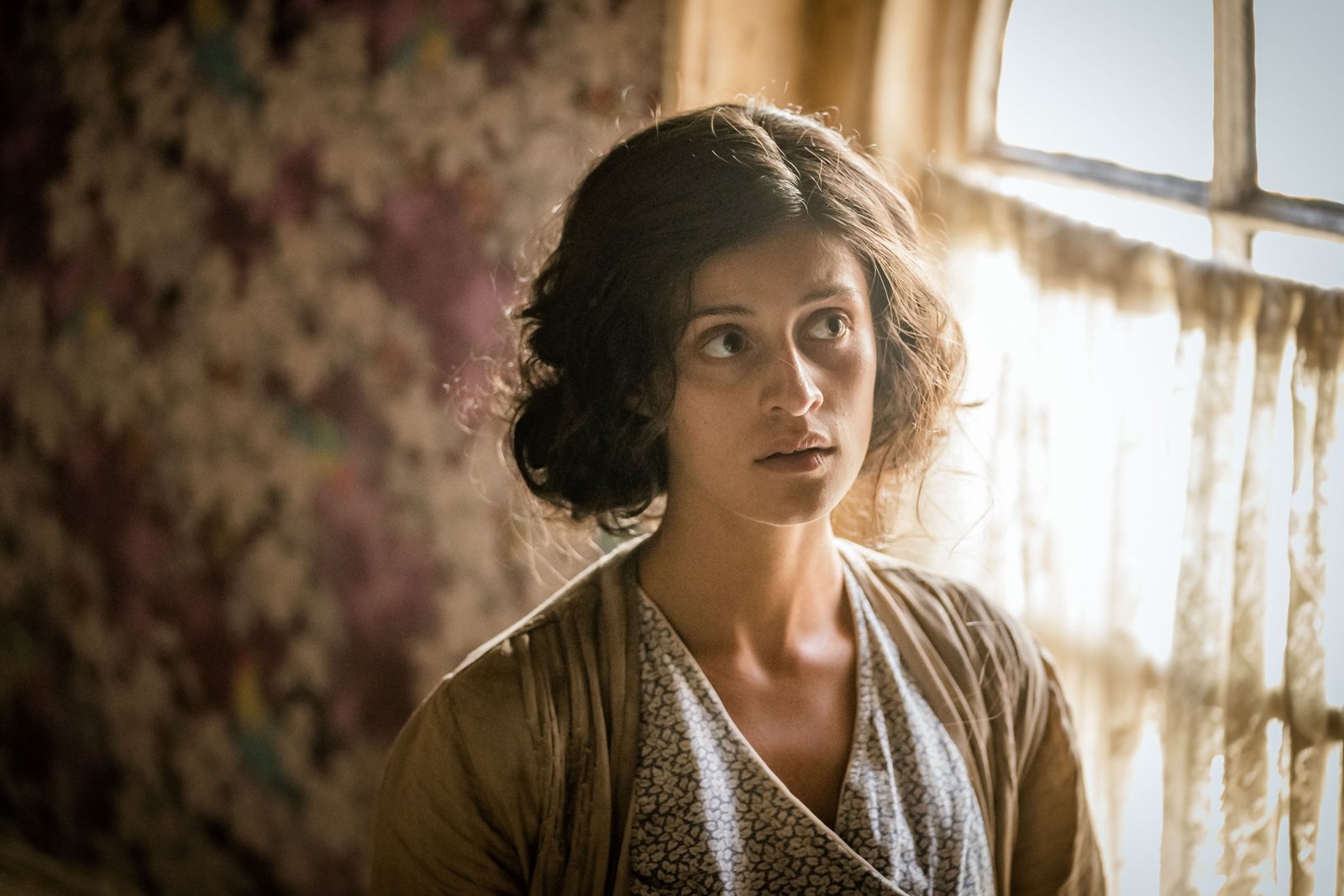 Anya Chalotra (Lily Marbury) dans ABC contre Poirot