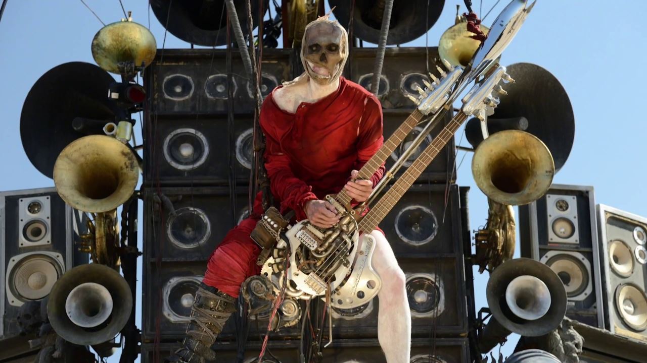 Mad Max : Fury Road dimanche 2 février sur France 2 : qui est le guitariste Doof Warrior ? Mad Max : Fury Road dimanche 2 février sur France 2 : qui est le guitariste Doof Warrior ?