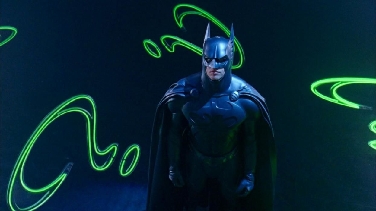Batman : Christian Bale a fait des essais dans le Batsuit de Val Kilmer Batman : Christian Bale a fait des essais dans le Batsuit de Val Kilmer