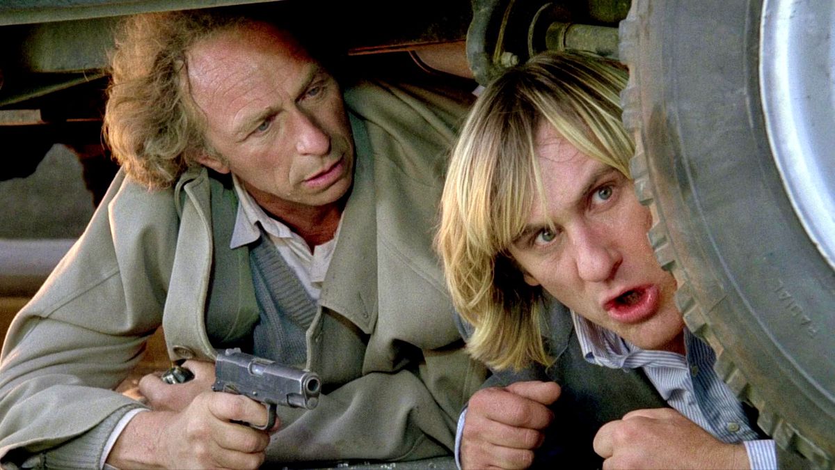 "Les Fugitifs" : Lors d'un accident de tournage, Jean Benguigui a été percuté par une camionnette conduite par Gérard Depardieu.