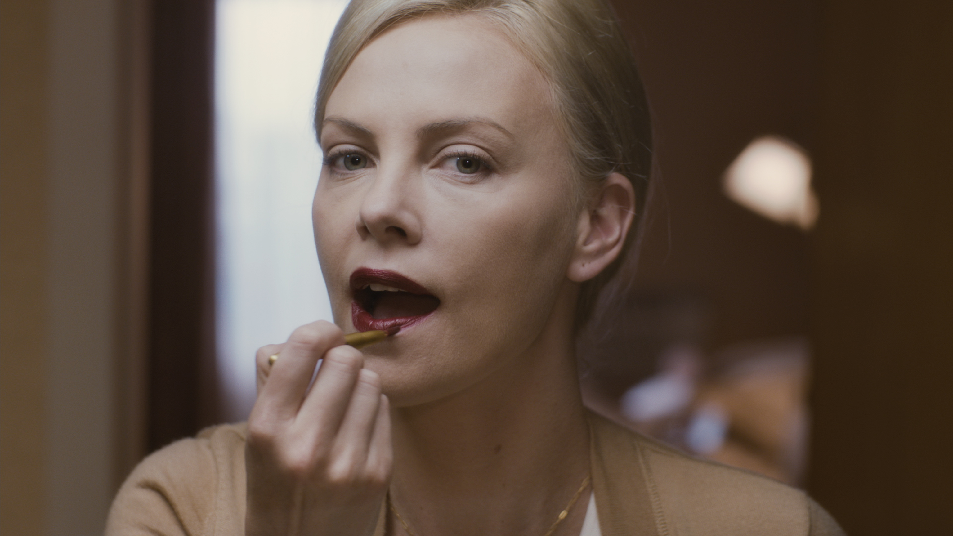 "Young Adult" : Pourquoi le film avec Charlize Theron détonne-t-elle clairement dans le paysage des comédies américaines ?
