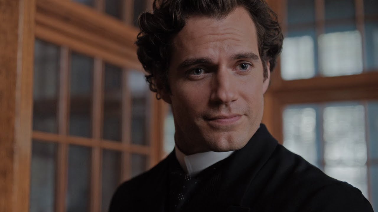 Henry Cavill trouve que jouer Sherlock Holmes est moins stressant que Superman et Geralt Henry Cavill trouve que jouer Sherlock Holmes est moins stressant que Superman et Geralt