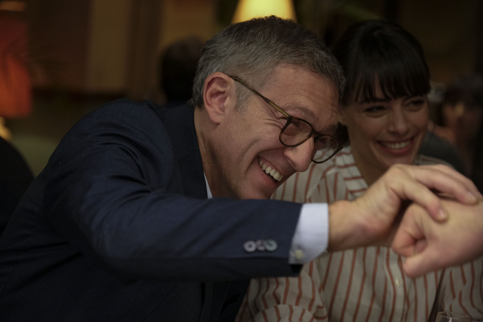 Le Bonheur des uns... : Critique de la comédie de Daniel Cohen avec Bérénice Béjo, Vincent Cassel, Florence Foresti et François Damiens.