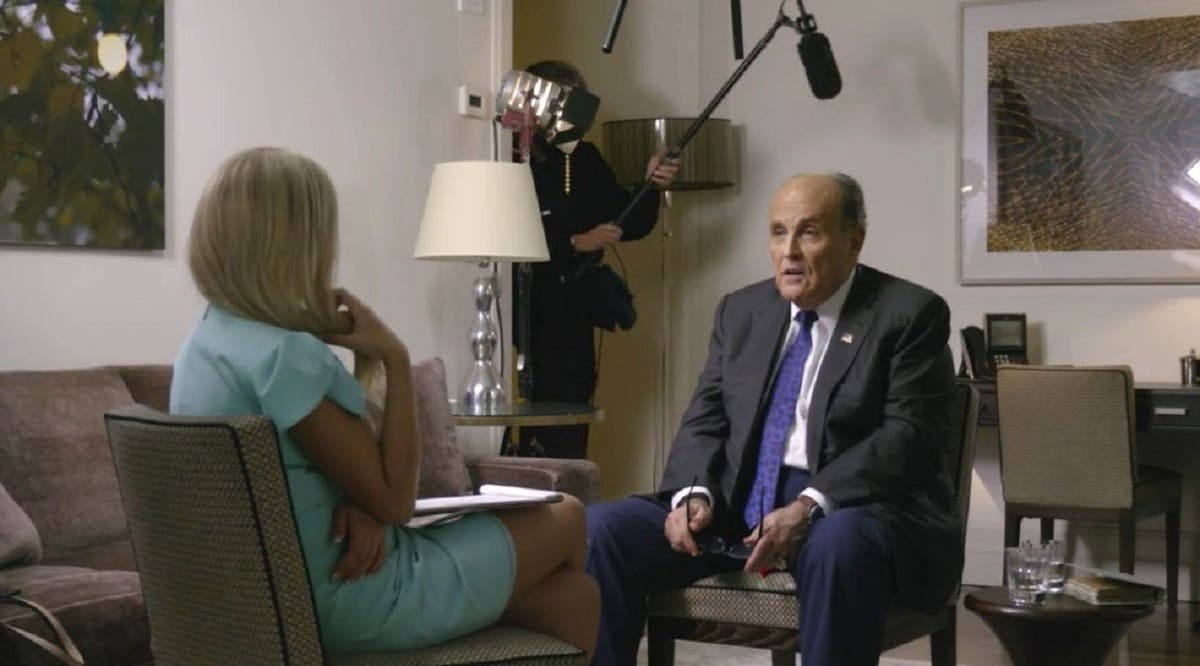 Borat 2 : Sacha Baron Cohen insiste, la scène avec Rudy Giuliani n'est pas un fake Borat 2 : Sacha Baron Cohen insiste, la scène avec Rudy Giuliani n'est pas un fake