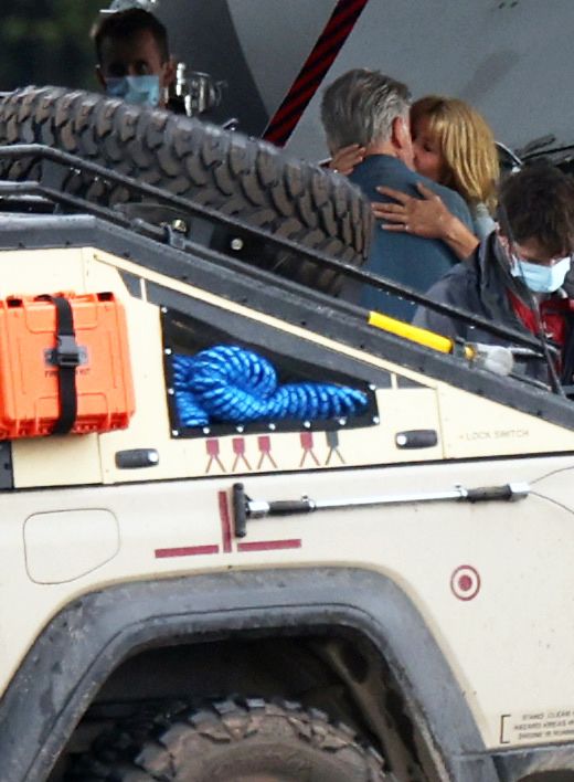 Laura Dern et Sam Neill s'embrasse sur le plateau de Jurassic World 3, le 8 juin 2022