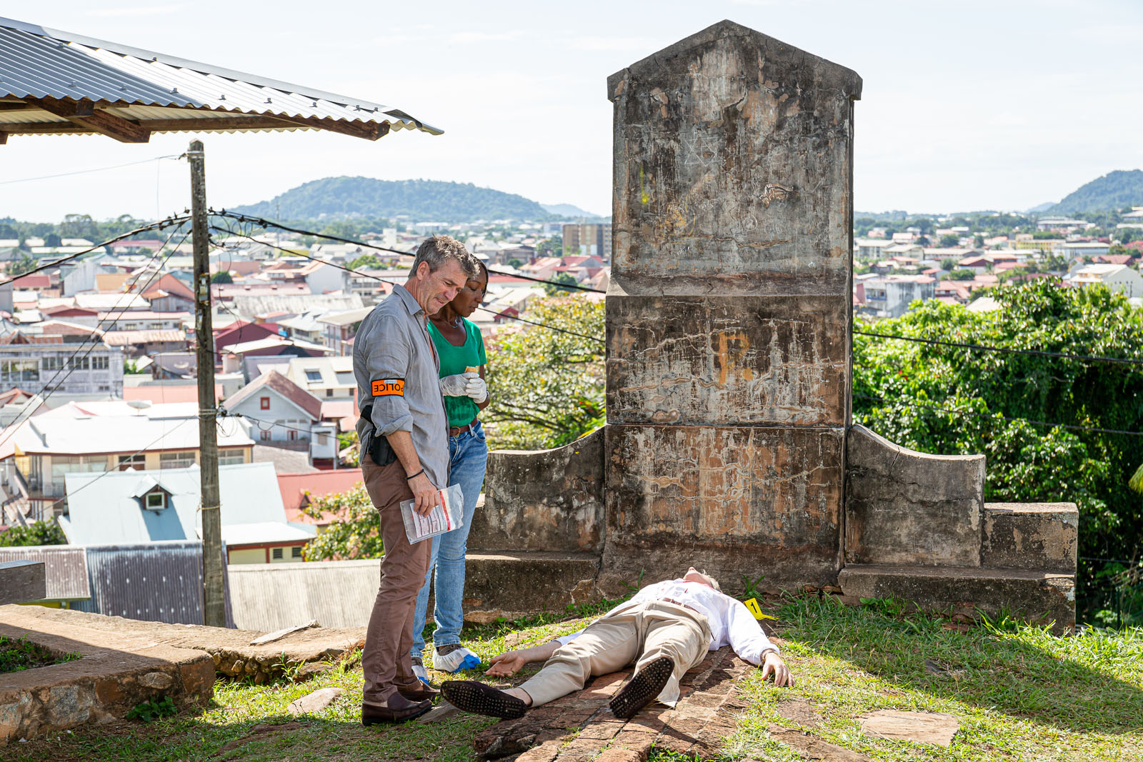 Nadège Beausson Diagne et Philippe Caroit sur le tournage de Meurtres à Cayenne
