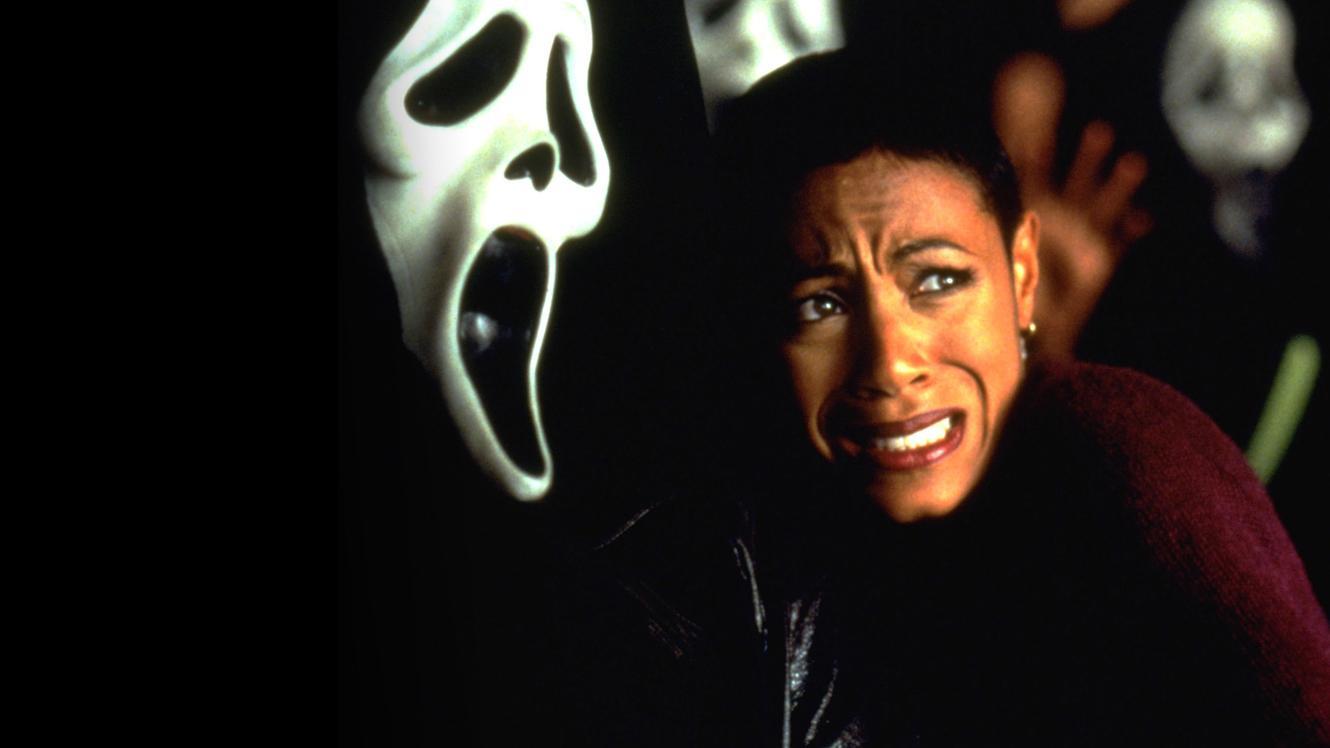 Maureen (Jada Pinkett Smith) face à Ghostface dans Scream 2