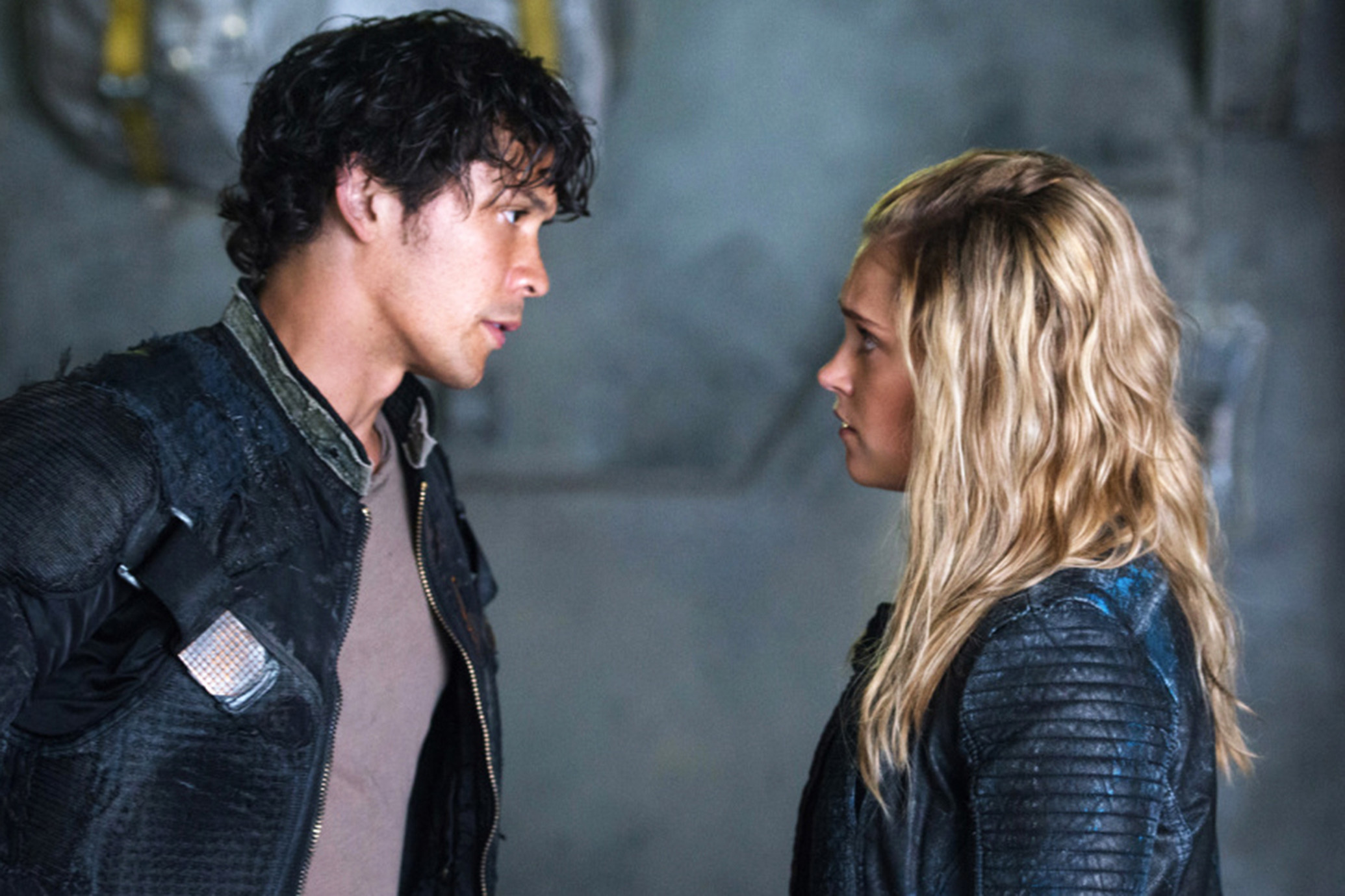Bellamy et Clark dans The 100
