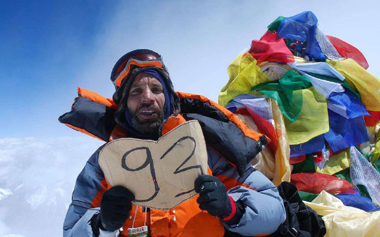Nadir Dendoune en haut de l'Everest ©Nadir Dendoune