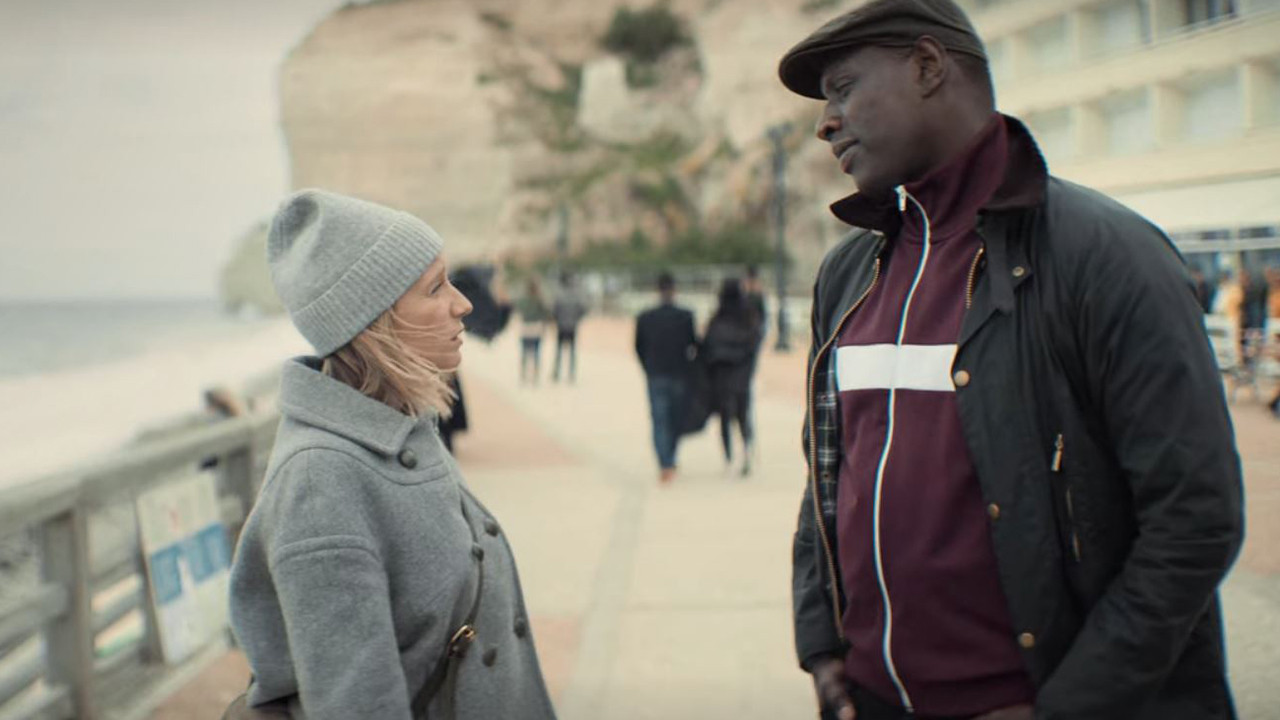 Claire (Ludivine Sagnier) et Assane Diop (Omar Sy) à Étretat dans Lupin