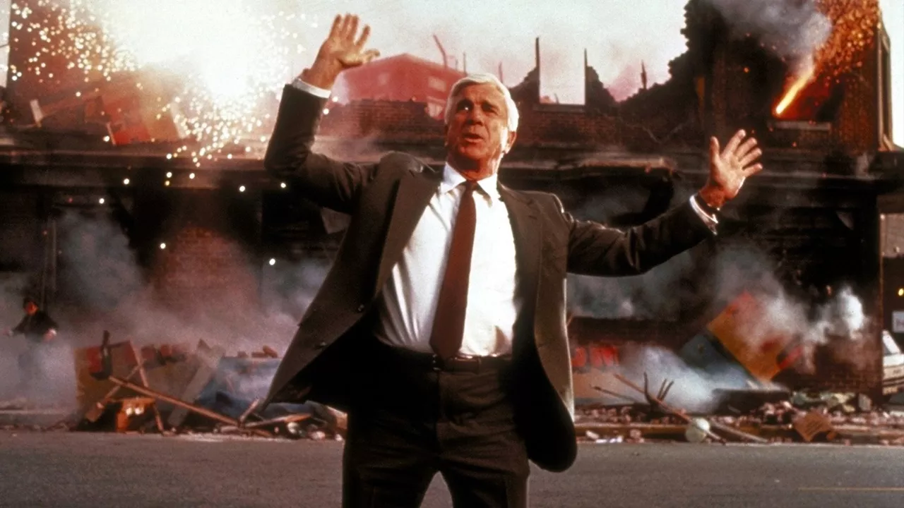 Frank Drebin (Leslie Nielsen) - Y a-t-il un flic pour sauver la reine Frank Drebin (Leslie Nielsen) - Y a-t-il un flic pour sauver la reine
