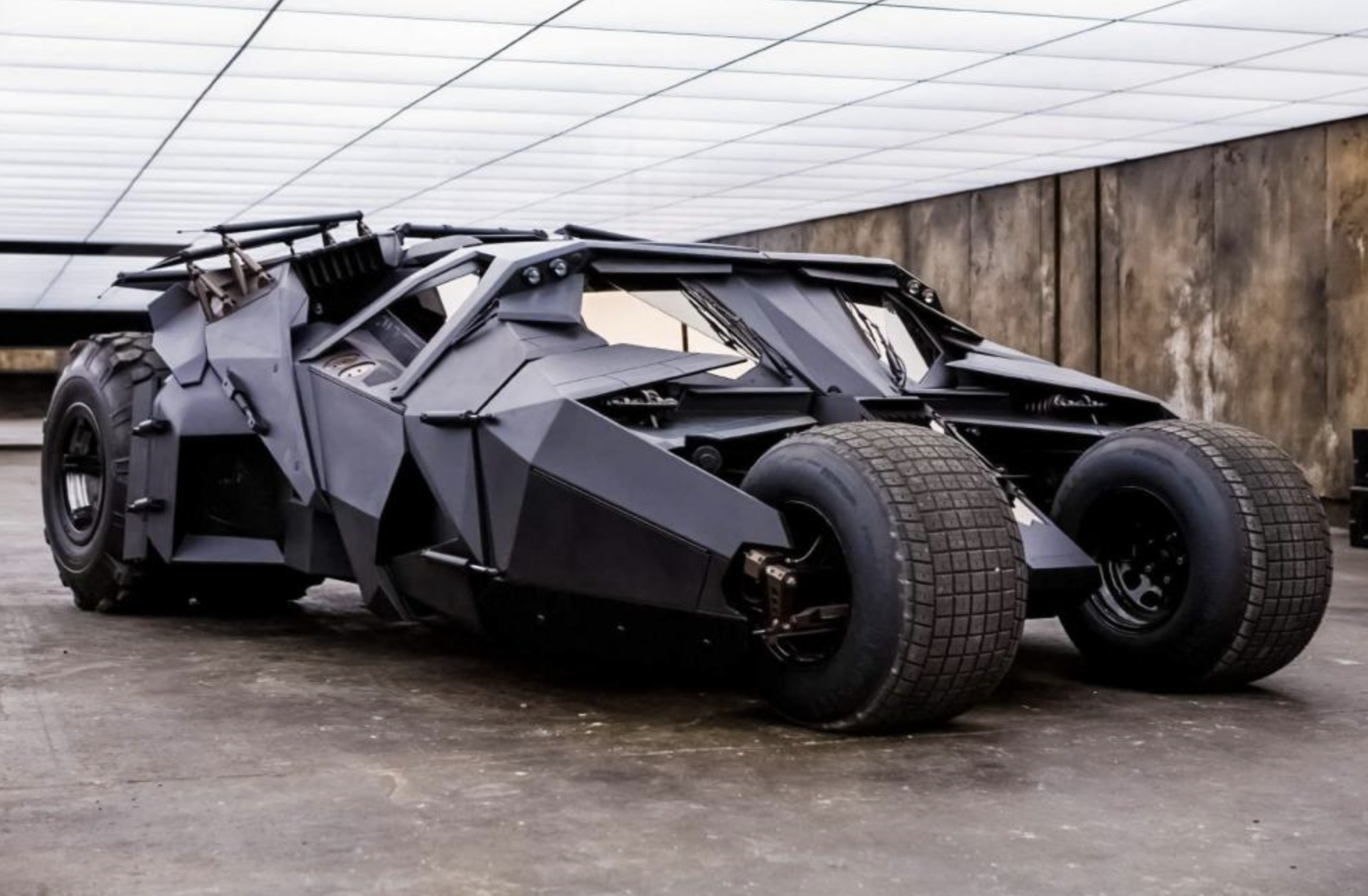 Un sosie de Batman tué… en voulant réparer sa Batmobile sur le bord d'une  route