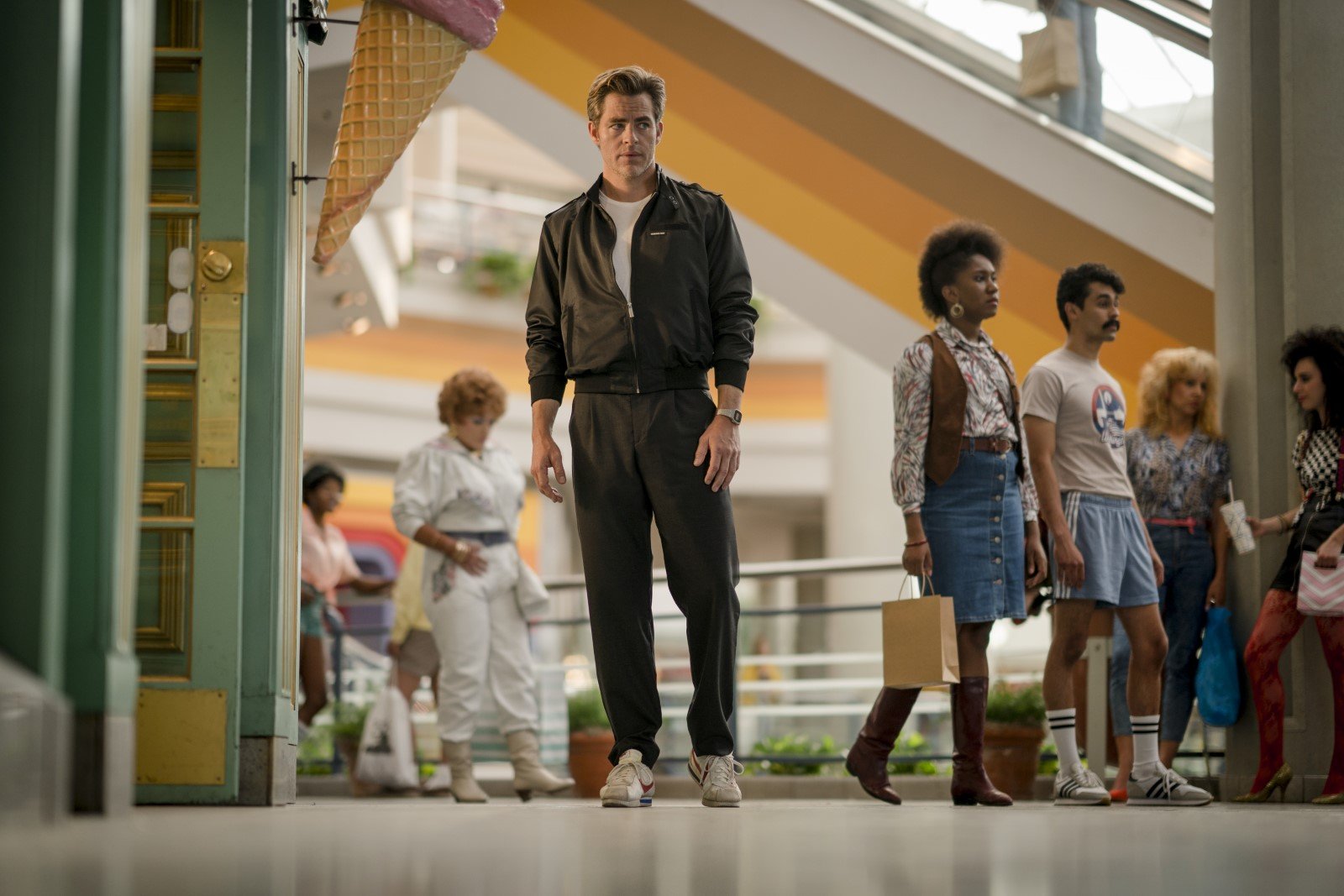 Steve Trevor (Chris Pine) - Wonder Woman 1984 Steve Trevor (Chris Pine) - Wonder Woman 1984
