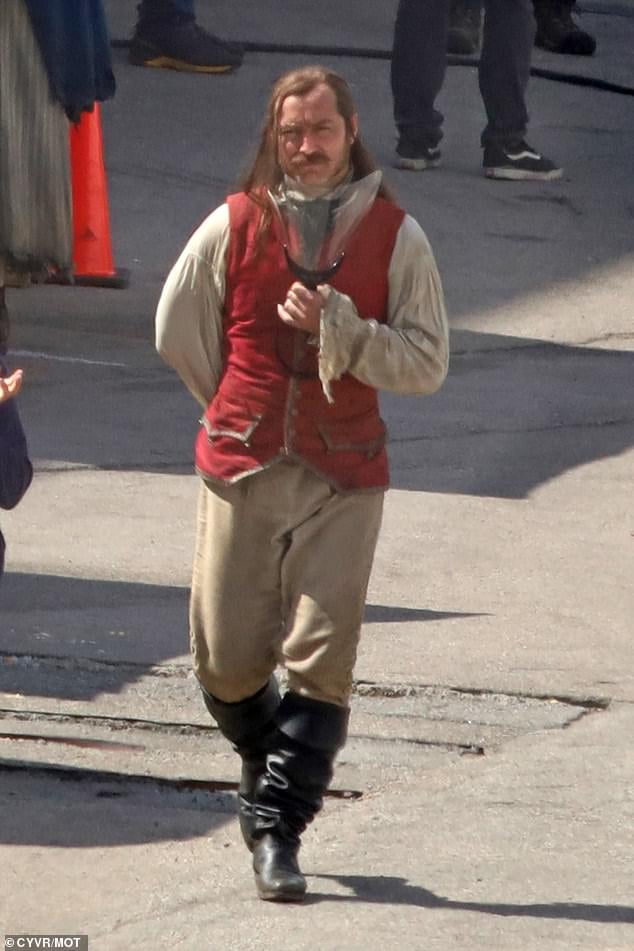 Jude Law sur le tournage de Peter Pan & Wendy 