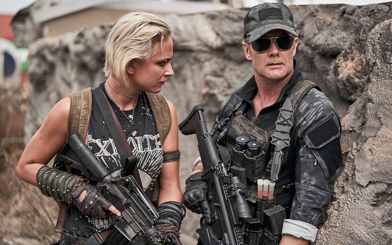 ARMY OF THE DEAD (L to R) NORA ARNEZEDER as LILLY (THE COYOTE),GARRET DILLAHUNT as MARTIN in ARMY OF THE DEAD. Cr. CLAY ENOS/NETFLIX © 2021