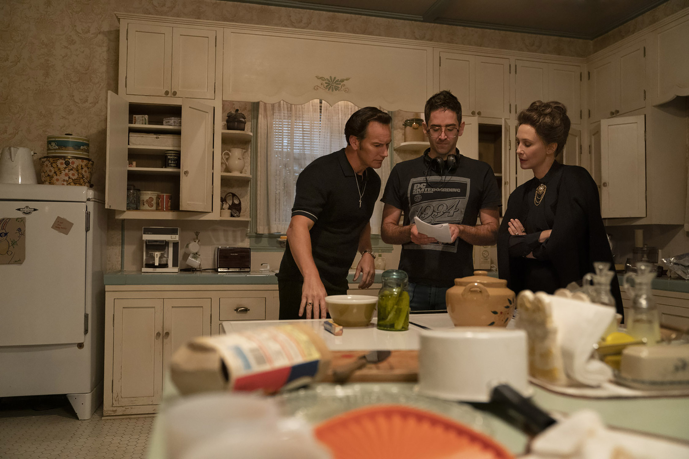 PATRICK WILSON, le réalisateur MICHAEL CHAVES et VERA FARMIGA sont sur le tournage du film d’horreur de New Line Cinema «THE CONJURING: THE DEVIL MADE ME DO IT», une sortie de Warner Bros. Pictures. Photo de Ben Rothstein