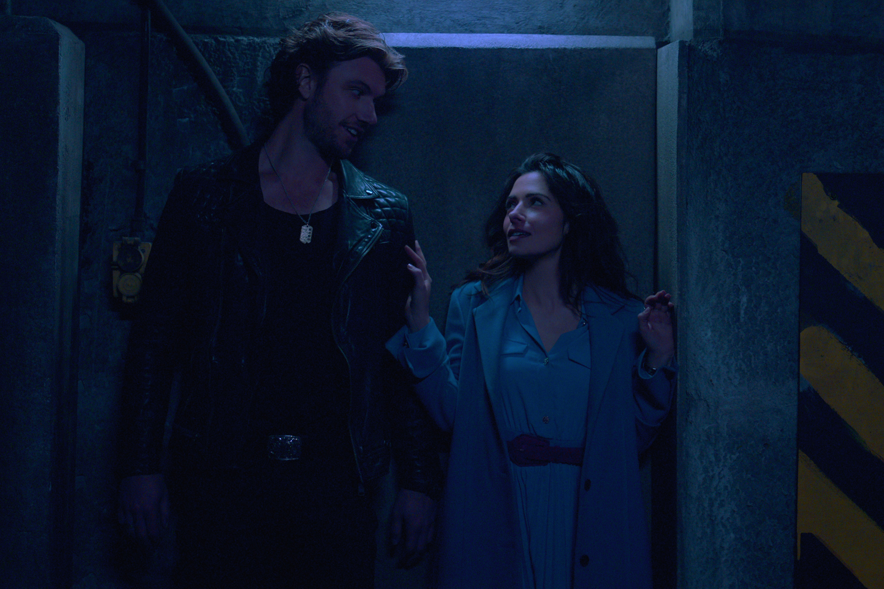 SEX/LIFE (L to R) ADAM DEMOS as BRAD SIMON and SARAH SHAHI as BILLIE CONNELLY in episode 102 of SEX/LIFE Cr. COURTESY OF NETFLIX © 2021 SEX/LIFE (L to R) ADAM DEMOS as BRAD SIMON and SARAH SHAHI as BILLIE CONNELLY in episode 102 of SEX/LIFE Cr. COURTESY OF NETFLIX © 2021