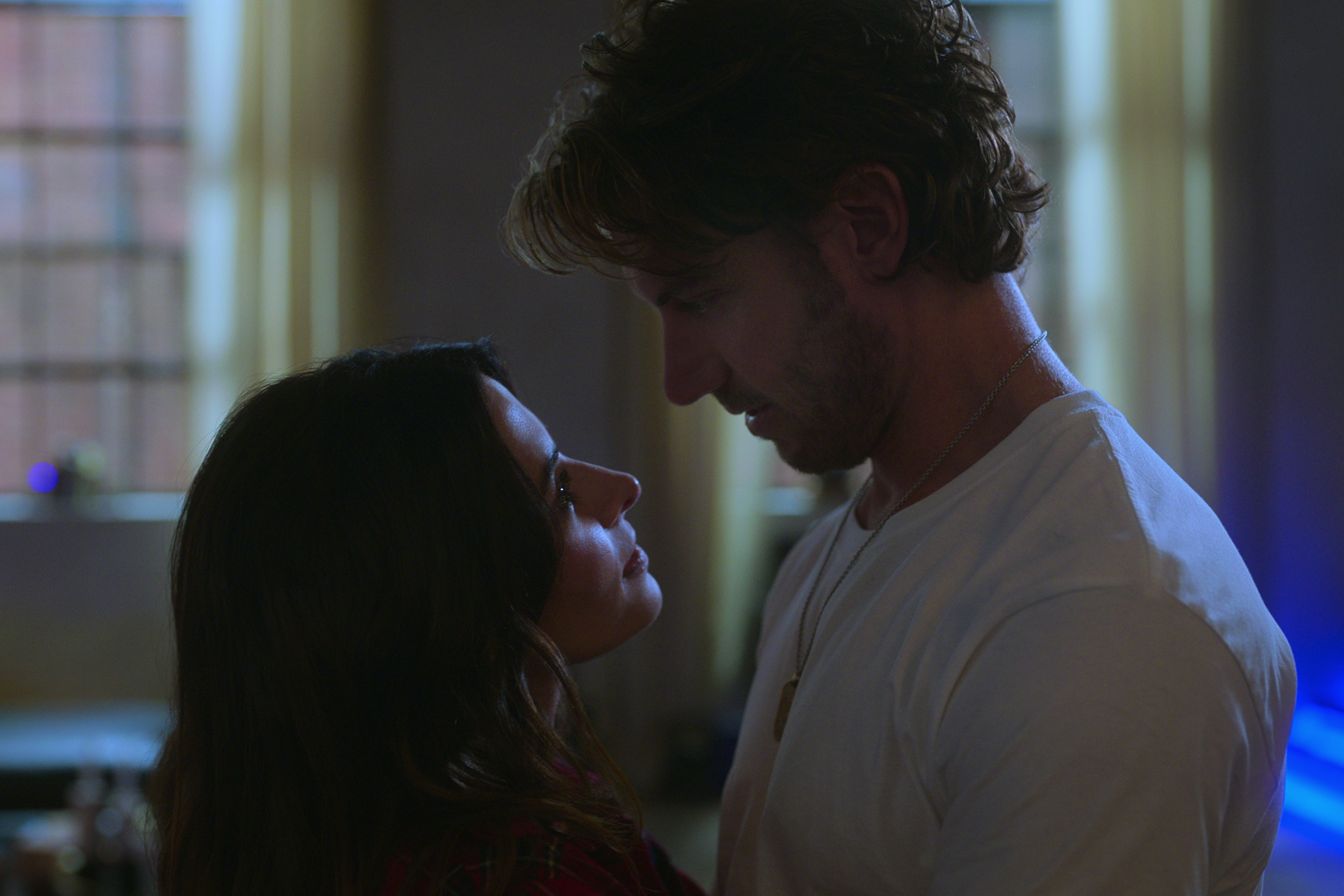 SEX/LIFE (L to R) SARAH SHAHI as BILLIE CONNELLY and ADAM DEMOS as BRAD SIMON in episode 103 of SEX/LIFE Cr. COURTESY OF NETFLIX