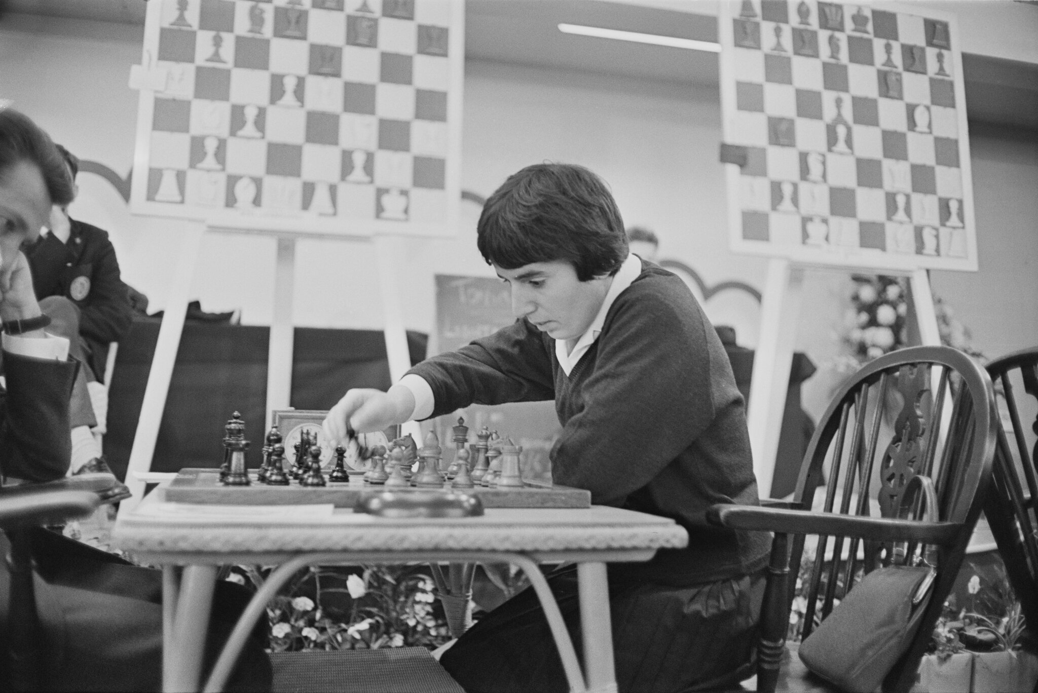 Nona Gaprindashvili disputant un tournoi d'échecs à Londres en 1964