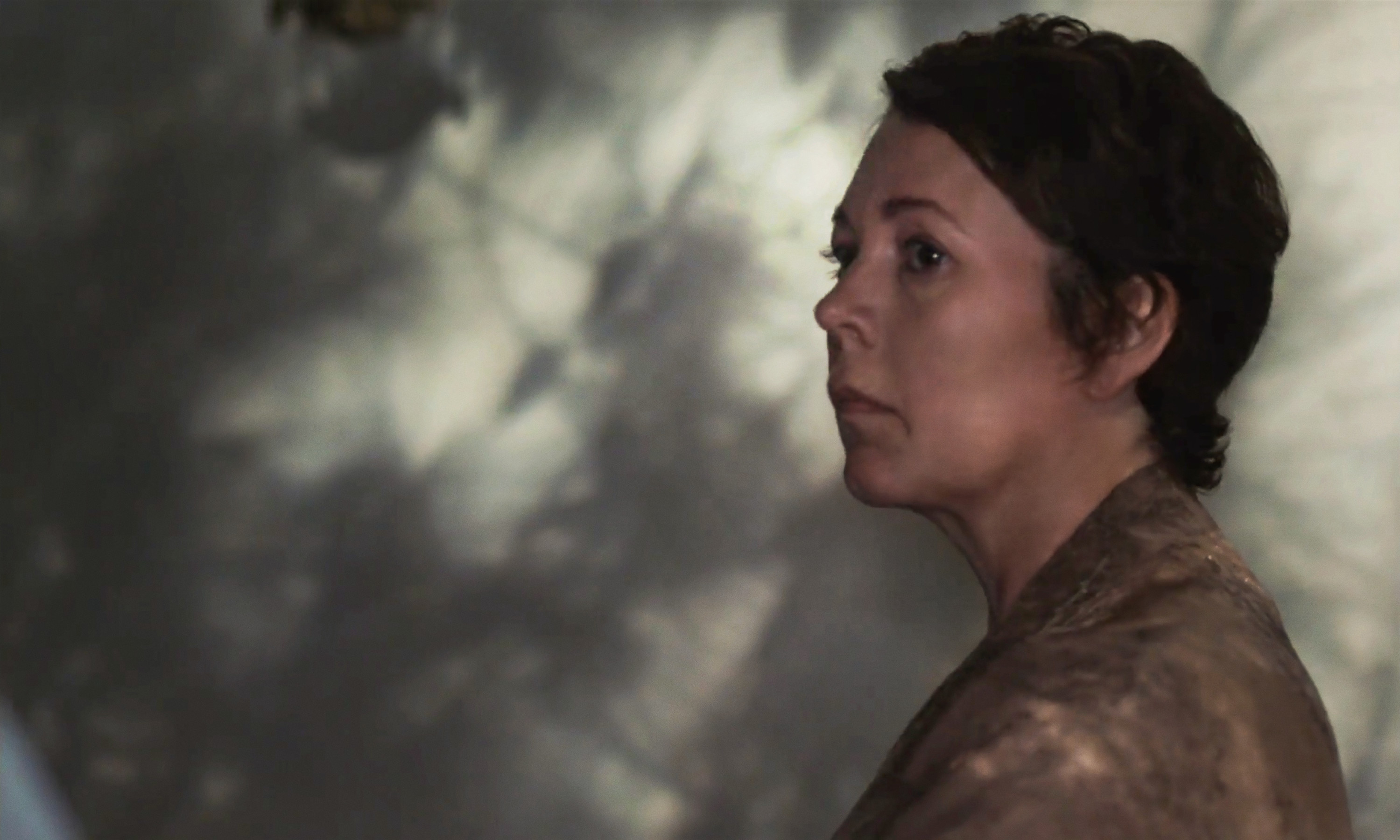 THE LOST DAUGHTER: OLIVIA COLMAN as LEDA. CR: YANNIS DRAKOULIDIS/NETFLIX © 2021. THE LOST DAUGHTER: OLIVIA COLMAN as LEDA. CR: YANNIS DRAKOULIDIS/NETFLIX © 2021.