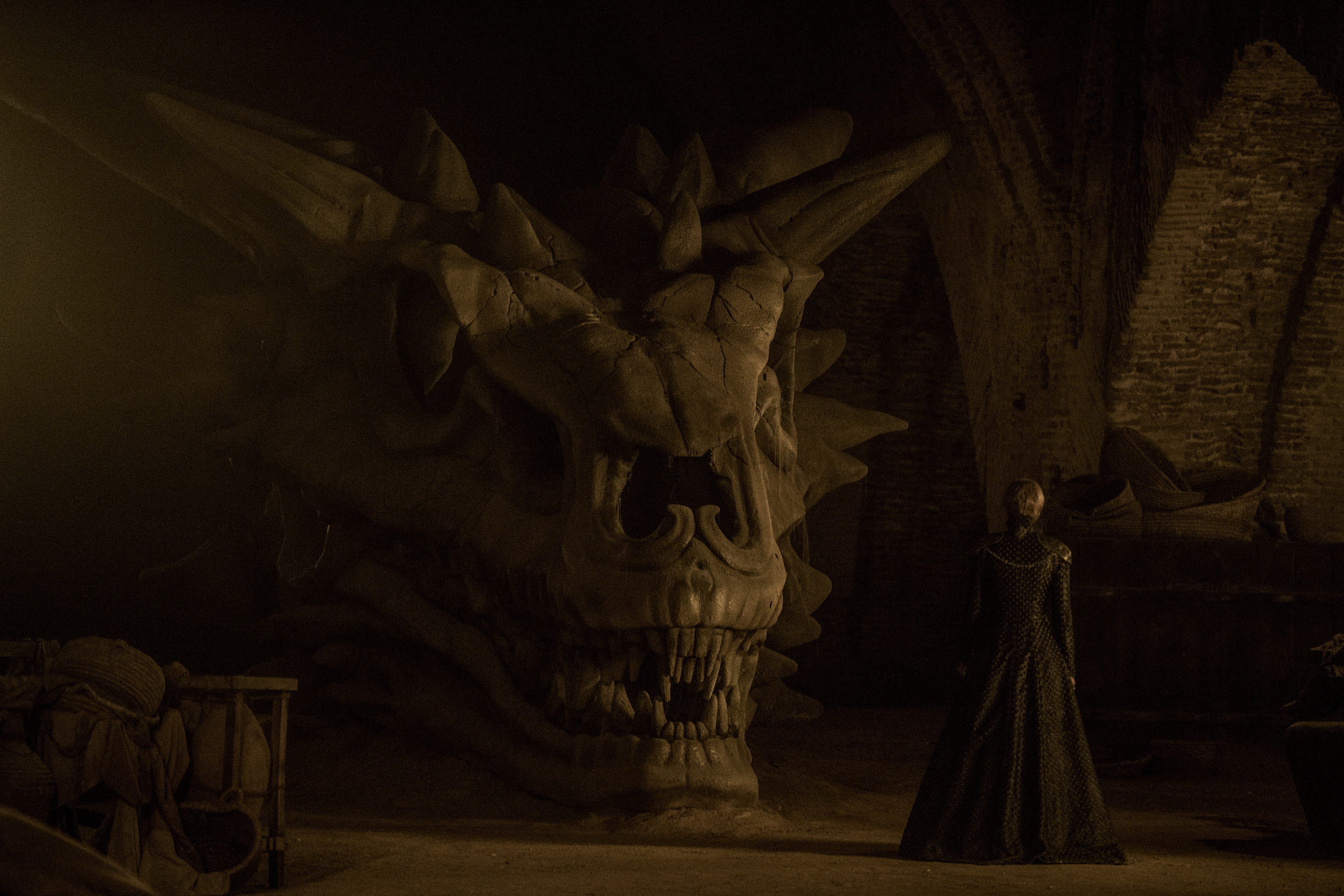 Cersei Lannister face au crâne de Balerion - Game of Thrones