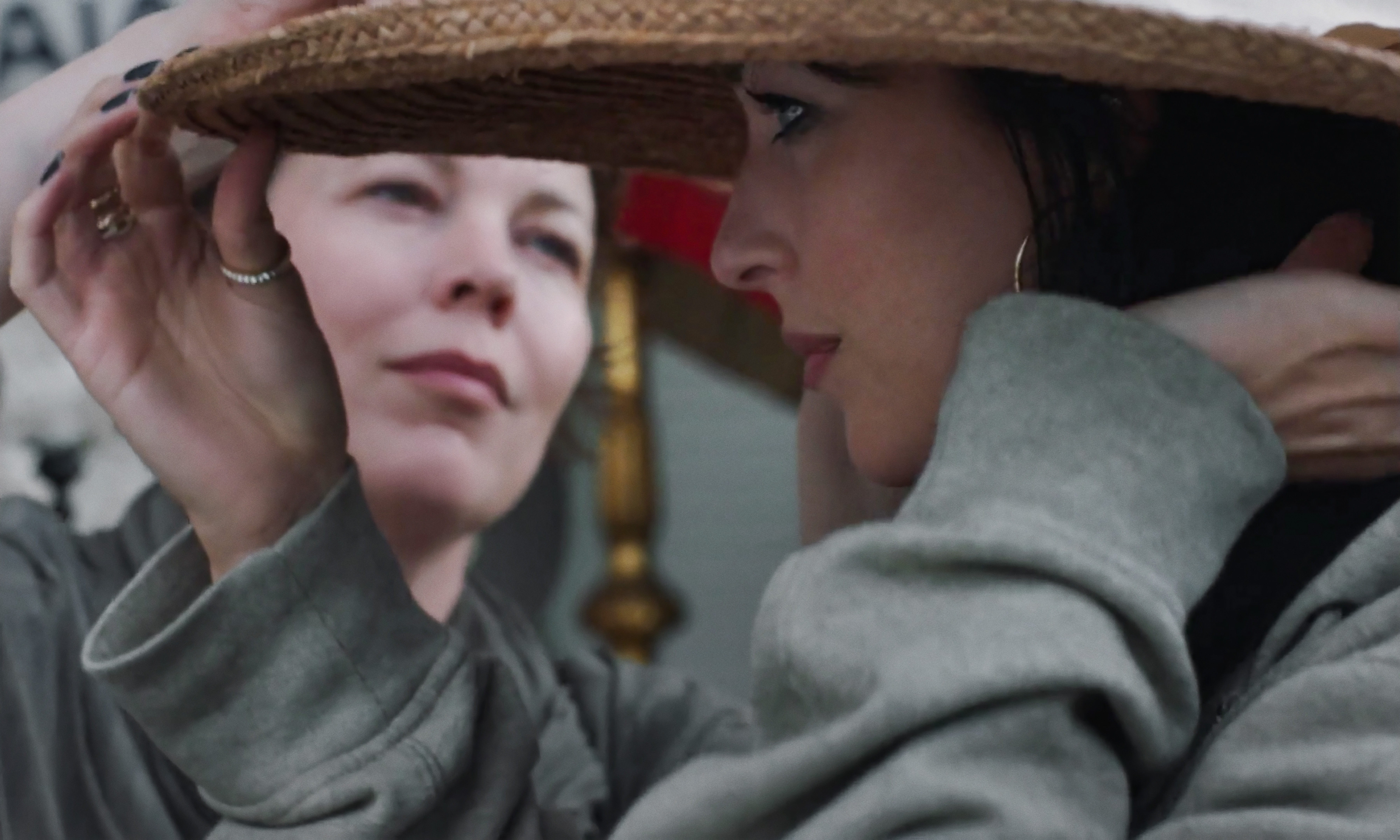Olivia Colman et Dakota Johnson dans The Lost Daughter