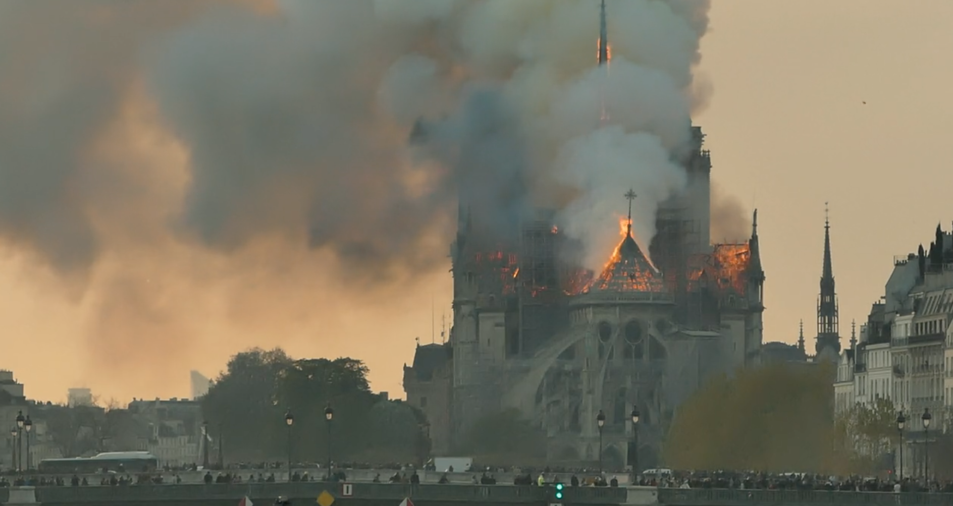 Notre-Dame brûle