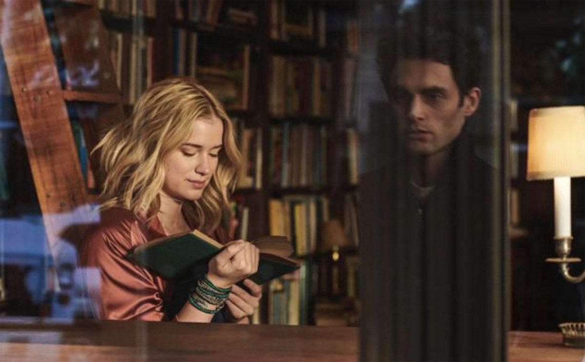 Guinevere Beck (Elizabeth Lail) et Joe Goldberg (Penn Badgley) dans You