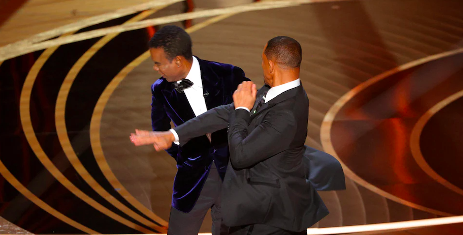 Will Smith frappe Chris Rock en plein direct aux Oscars 2022