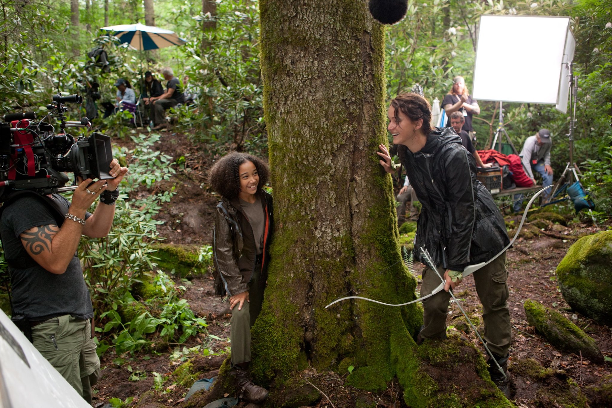 Jennifer Lawrence et Amandla Stenberg sur le tournage de Hunger Games Jennifer Lawrence et Amandla Stenberg sur le tournage de Hunger Games
