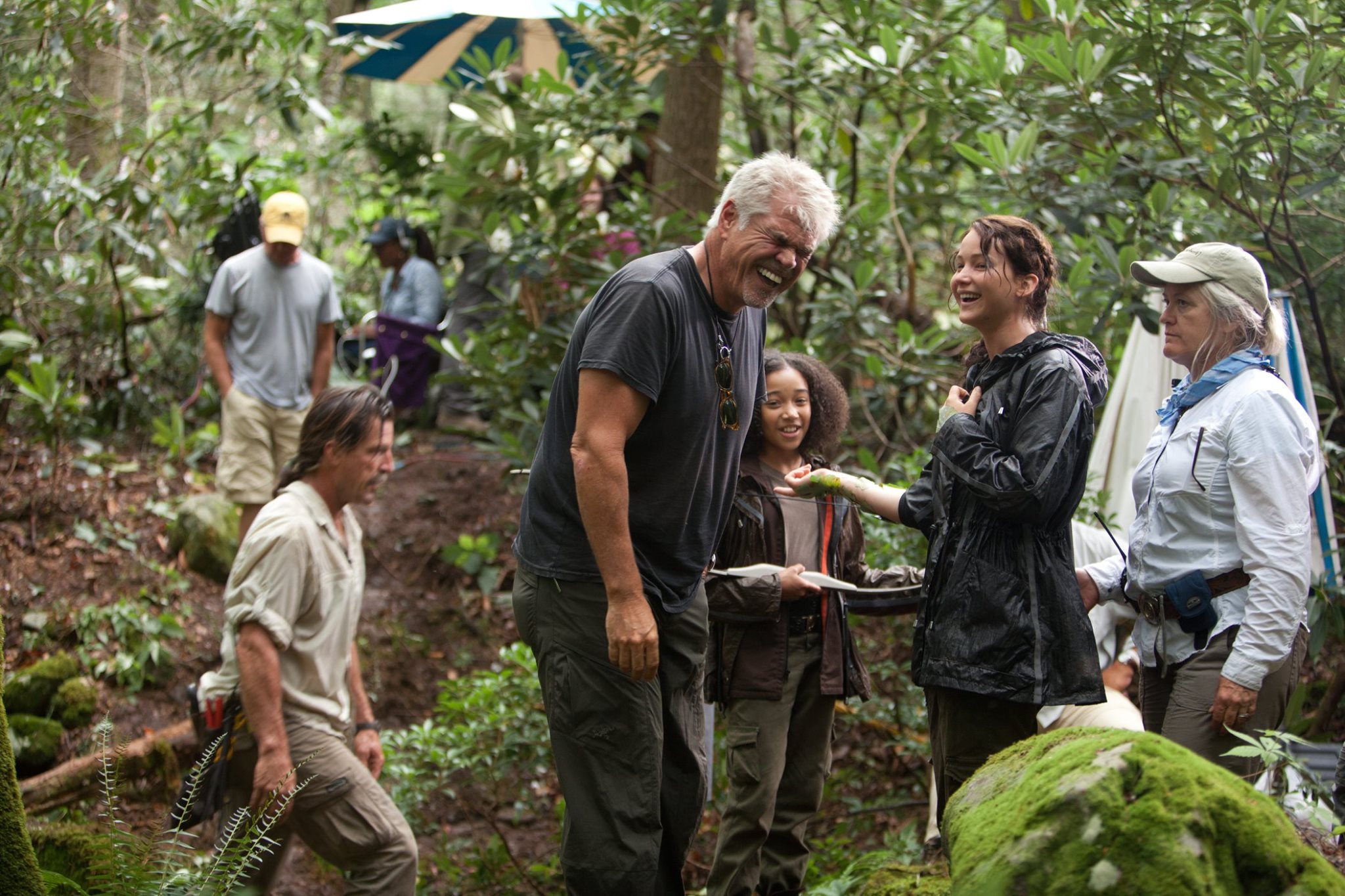 Jennifer Lawrence, Amandla Stenberg et Gary Ross sur le tournage de Hunger Games