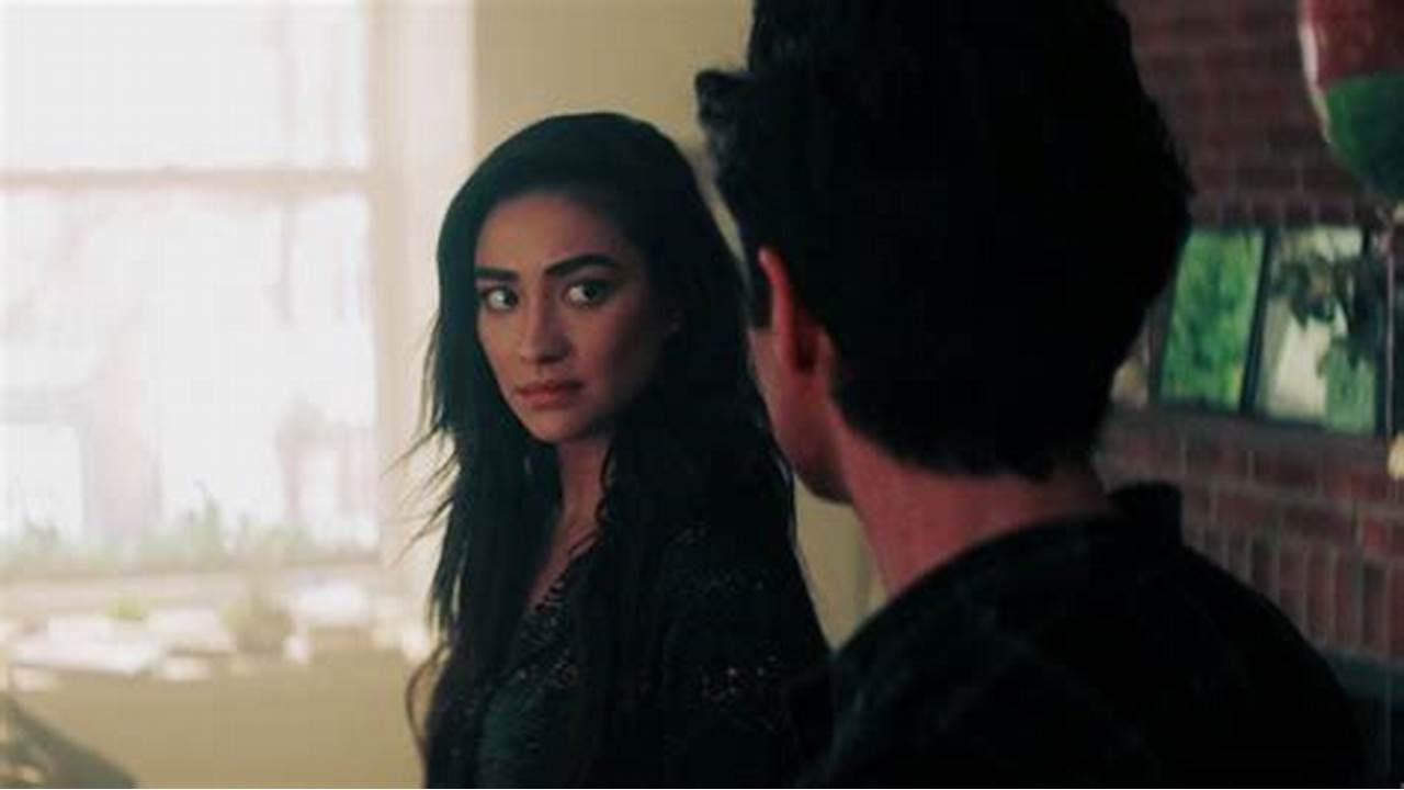 Peach Salinger (Shay Mitchell) dans You