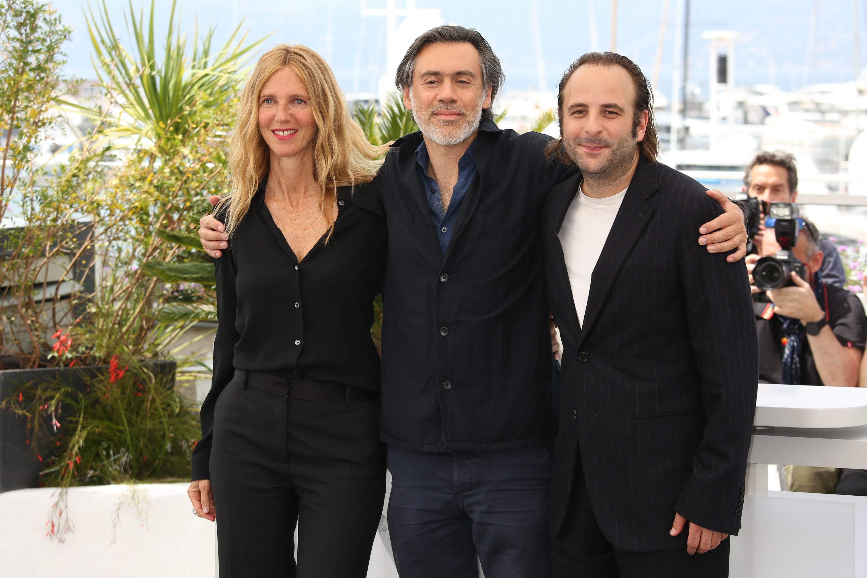 75e Festival de Cannes Photocall "Chronique d'une liaison passagere". Sandrine Kiberlain, Emmanuel Mouret et Vincent Macaigne