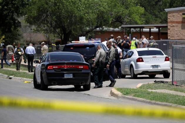 Un homme armé a ouvert le feu mardi 24 mai 2022 dans une école primaire à Uvalde, au sud du Texas, tuant dix-neuf élèves et deux adultes. Le suspect présumé, âgé de 18 ans, est mort. | MARCO BELLO / REUTERS