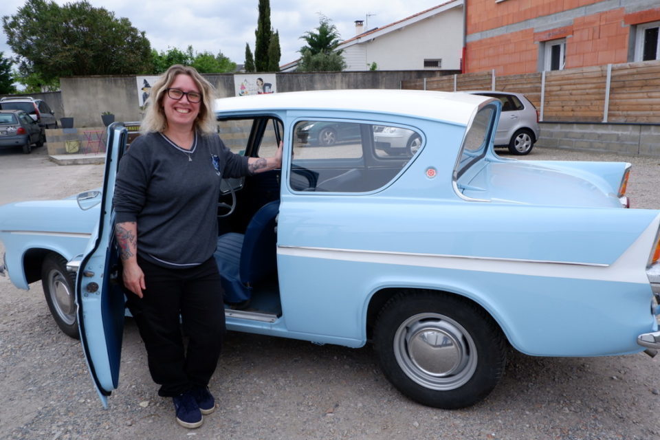 Cécile Darribet et sa Ford Anglia