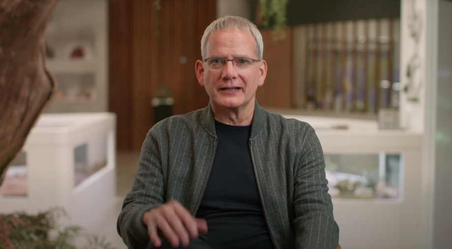 Lewis Dodgson (Campbell Scott) dans Jurassic World 3 : le monde d'après