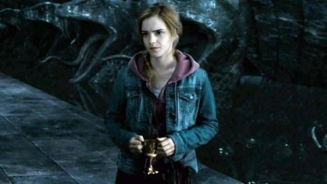 Hermione avec la coupe de Poufsouffle - Harry Potter et les reliques de la mort partie 2