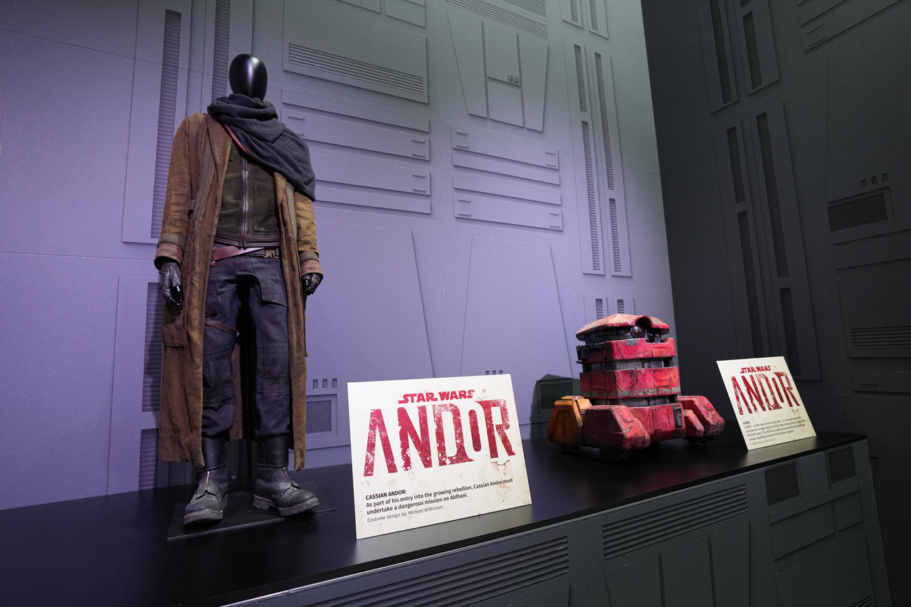 Costume de Cassian Andor et le droïde B2EMO